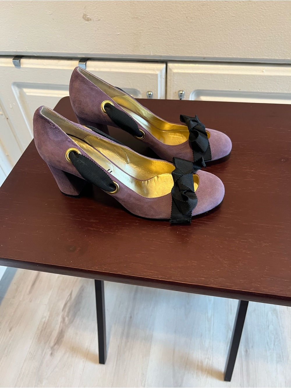 BETTYE MULLER SUEDE PURPLE PUMPS w BLOCK HEEL & BLACK BOW-SZ 37.5-MADE in ITALY